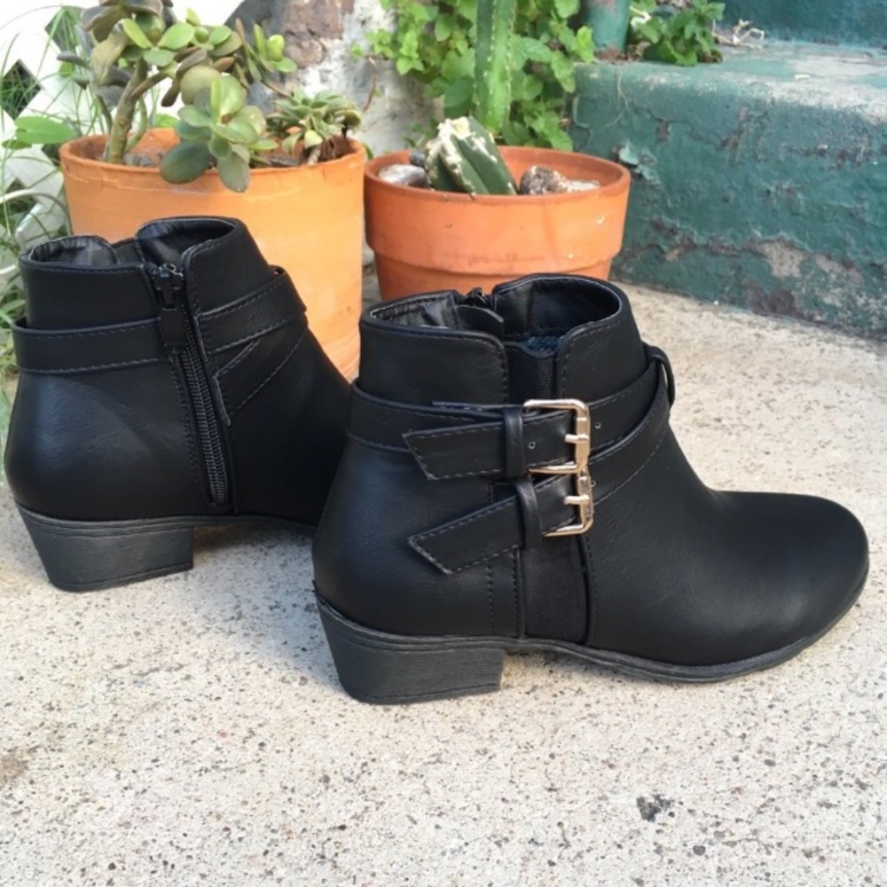 BLACK FAUX LEATHER ANKLE BOOTIE - Picture 8 of 8
